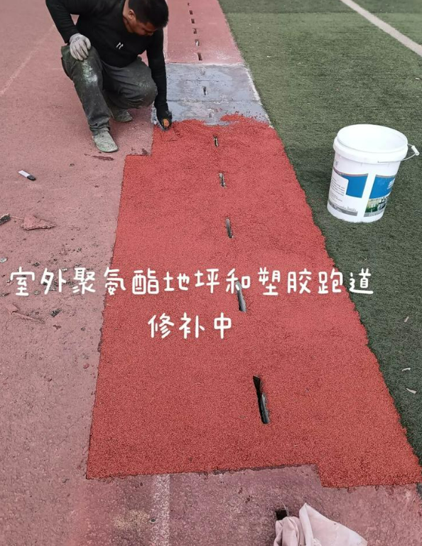信丰球场地面翻新维修，核心是先诊断破损